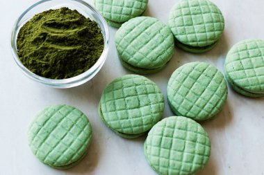 Krema dolu yeşil Matcha çerezleri / Macarons
