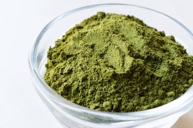 Yeşil Matcha çay tozu cam kase.