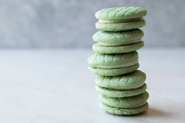 Cream Filled Green Round Lime Cookies / Macarons — Stock Photo, Image