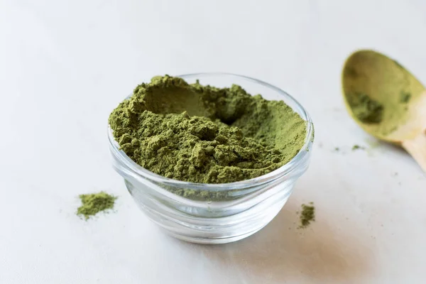 Zöld Matcha Tea por és fakanállal üvegtál. — Stock Fotó