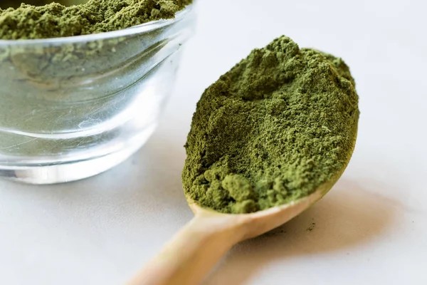 Zöld Matcha Tea por és fakanállal üvegtál. — Stock Fotó