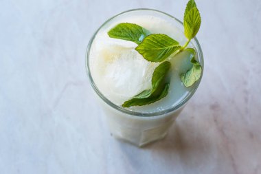 Nane yaprakları Matcha çay sütlü buzlu / güler yüzlü.