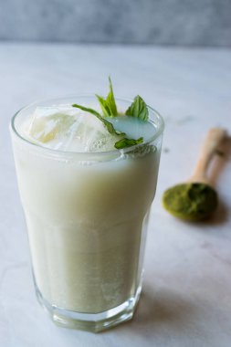 Nane yaprakları Matcha çay sütlü buzlu / güler yüzlü.