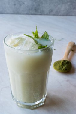 Nane yaprakları Matcha çay sütlü buzlu / güler yüzlü.