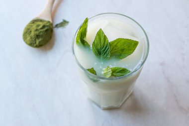 Nane yaprakları Matcha çay sütlü buzlu / güler yüzlü.