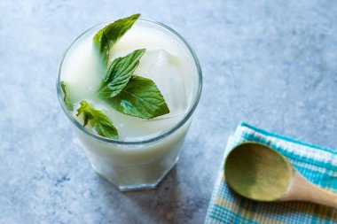 Nane yaprakları Matcha çay sütlü buzlu / güler yüzlü.