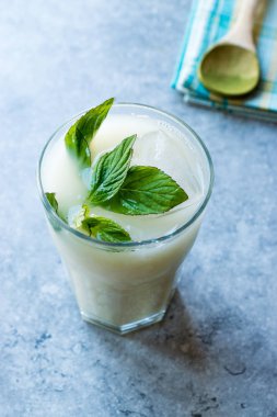 Nane yaprakları Matcha çay sütlü buzlu / güler yüzlü.