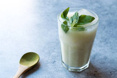 Nane yaprakları Matcha çay sütlü buzlu / güler yüzlü.