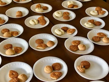 Organizasyonun plastik plakasında çerez çeşitliliği.