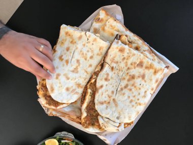 Türk geleneksel pizza lahmacun ile kıyılmış veya kuzu eti ve salata.