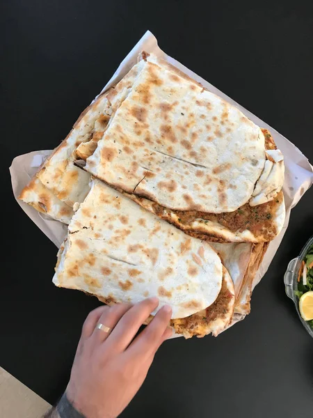 Pizza tradicional turca Lahmacun con carne picada o de cordero y ensalada . —  Fotos de Stock