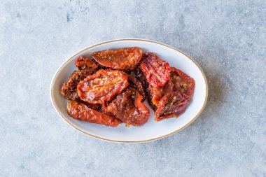 Kurutulmuş domates yemeye hazır.