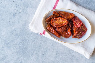 Kurutulmuş domates yemeye hazır.