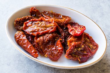 Kurutulmuş domates yemeye hazır.