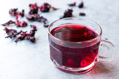 Kuru ebegümeci çayı ile bir bardak kupa kırmızı sıcak Hibiscus çay yaprakları