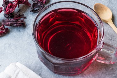 Kuru ebegümeci çayı ile bir bardak kupa kırmızı sıcak Hibiscus çay yaprakları