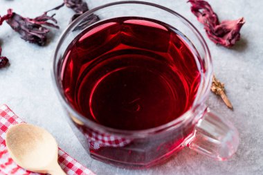 Kuru ebegümeci çayı ile bir bardak kupa kırmızı sıcak Hibiscus çay yaprakları