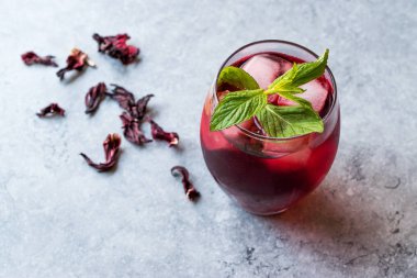 Soğuk Brew Hibiscus çay buz ve nane yaprakları ile.