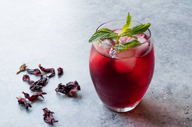 Soğuk Brew Hibiscus çay buz ve nane yaprakları ile.