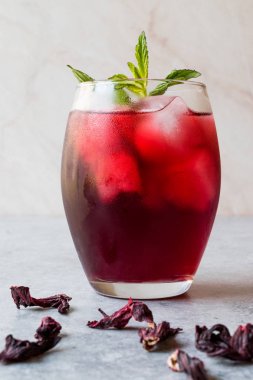Soğuk Brew Hibiscus çay buz ve nane yaprakları ile.