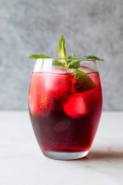 Soğuk Brew Hibiscus çay buz ve nane yaprakları ile.