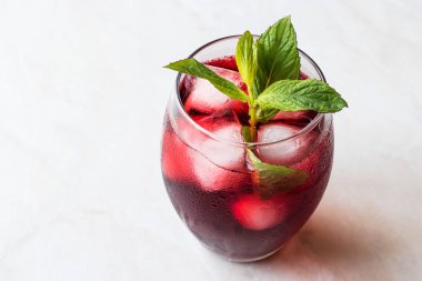 Soğuk Brew Hibiscus çay buz ve nane yaprakları ile.