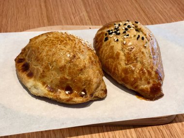 Kağıt ahşap yüzeyi ile Türk pasta kuru fasulye.