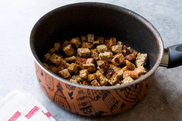 Healthy Organic Crispy Croutons Fried in Pan. — Stock Photo, Image