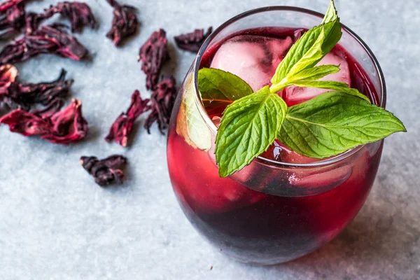 Soğuk Brew Hibiscus çay buz ve nane yaprakları ile.