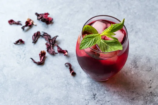 Cold Brew Hibiscus Tea with ice and Mint Leaves. — Stock Photo, Image