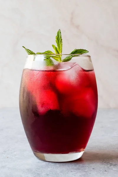 Té de hibisco de cerveza fría con hielo y hojas de menta . — Foto de Stock