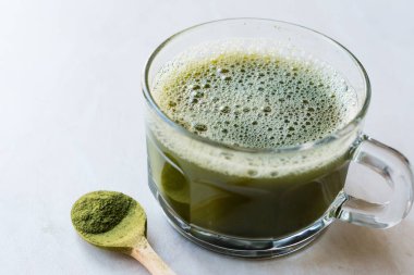 Sıcak organik yeşil Matcha çay cam.