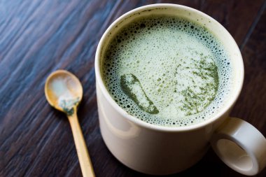 Süt sütlü sıcak Matcha çay 