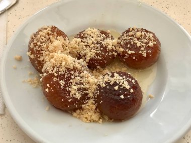 Türk tatlı soslu fındık toz ve şerbet ile / Serbet.