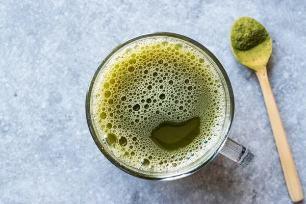 Warme biologische groene Matcha thee in glas. — Stockfoto