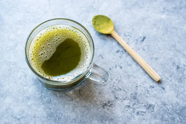 Warme biologische groene Matcha thee in glas. — Stockfoto