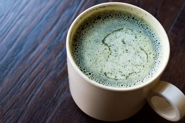 Горячий чай маття с молоком — стоковое фото