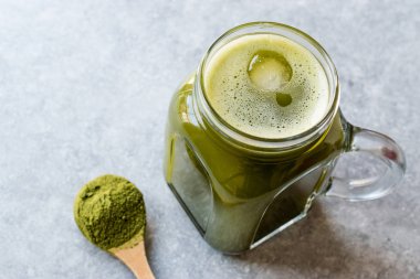 Soğuk buzlu Matcha çay Mason kavanoza buz ile.