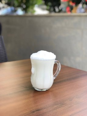 Türk Ayran içmek veya Kefir / ayran yoğurt ile yapılan.