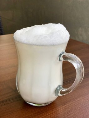 Türk Ayran içmek veya Kefir / ayran yoğurt ile yapılan.