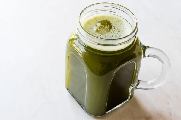 Koude Iced Matcha thee in Mason Jar met ijs. — Stockfoto