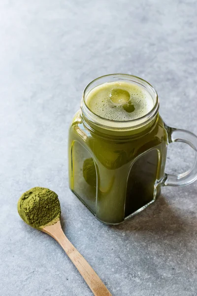 Koude Iced Matcha thee in Mason Jar met ijs. — Stockfoto