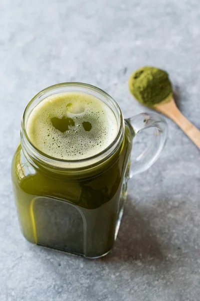 Koude Iced Matcha thee in Mason Jar met ijs. — Stockfoto