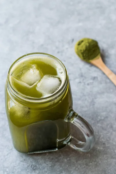 Koude Iced Matcha thee in Mason Jar met ijs. — Stockfoto