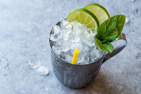 Moskauer Maultier-Cocktail mit Limette, Minzblättern und Crushed Ice in Metallbecher — Stockfoto
