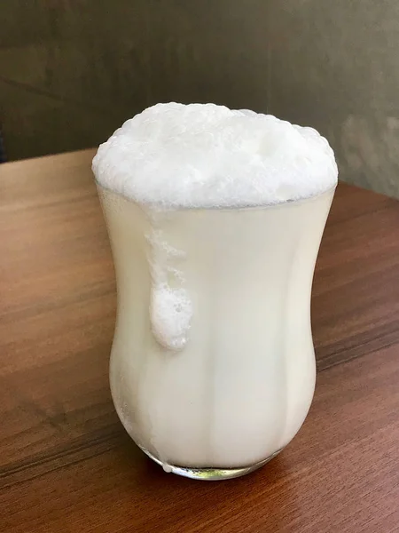 Bebida turca Ayran o Kéfir / Mantequilla de leche hecha con yogur . — Foto de Stock