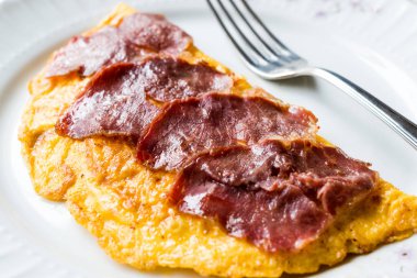 Türk pastırma veya pastırmalı omlet ile / kahvaltıda Omlet