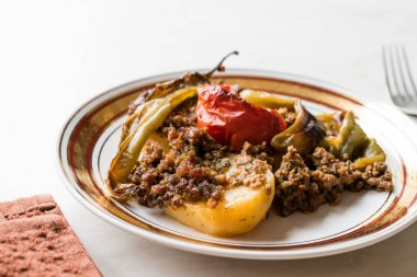 Yemek pişmiş patates güveç kıyma domates ve yeşil biber ile / Lida dolma.
