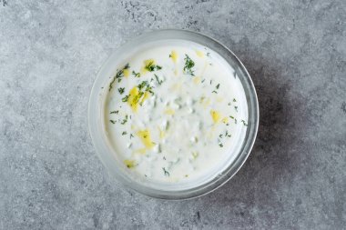 Tzatziki sos / Türk Cacik yoğurt ile salatalık dilimleri ve zeytin yağı.