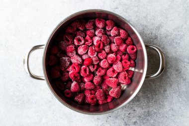 Ahududu tencerede pişirmek için hazır dondurulmuş